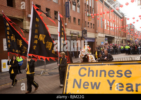 Banner sind als Teil des chinesischen Neujahrsfestes in Chinatown in Newcastle-upon-Tyne, England auf Stowell Straße vorgeführt. Stockfoto