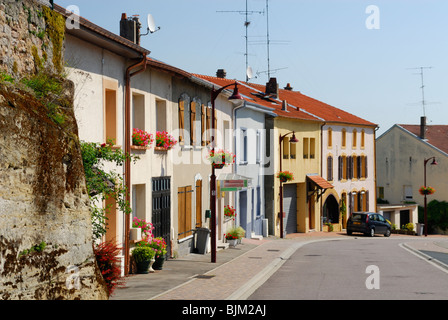 Straßenansicht der typische Häuser aus Lothringen. Mosel, Longeville Les Saint-Avold, Frankreich Stockfoto