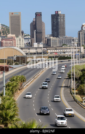 3-spurige Autobahn der Eastern Boulevard-Überschrift aus der Innenstadt Kapstadt Südafrika Stockfoto