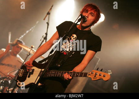 Daniel Friedl, Sänger und Gitarrist der deutschen Punkrock-Band Itchy Poopzkid live in der Schueuer Halle, Luzern, Schweiz Stockfoto