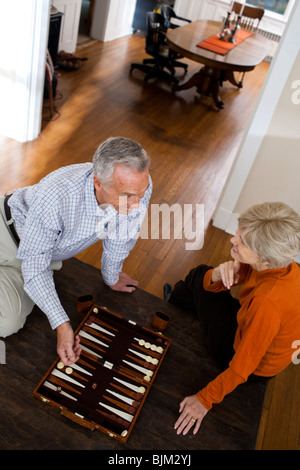 Älteres Paar spielen backgammon Stockfoto