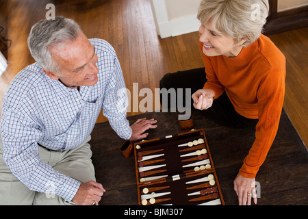 Älteres Paar spielen backgammon Stockfoto
