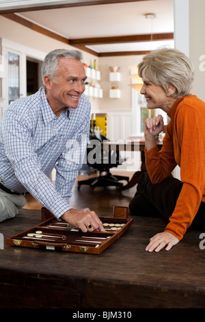 Älteres Paar spielen backgammon Stockfoto