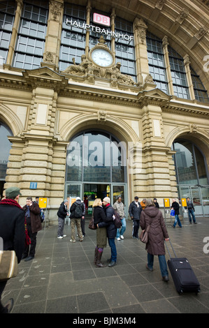 Menschen mit Koffern zu Fuß in den Hauptbahnhof Frankfurt am Main, Hessen, Deutschland. Stockfoto