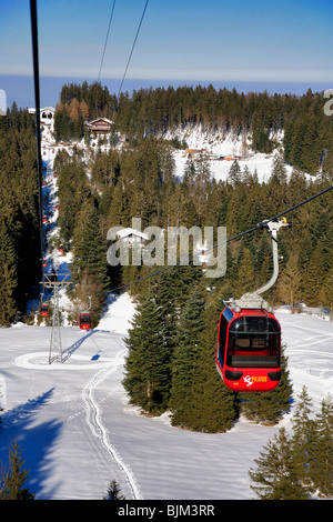 Red Cable Cars auf dem Weg zu dem Pilatus einen Freizeit Berg am Vierwaldstättersee mit Blick auf den Vierwaldstättersee Schweiz Stockfoto