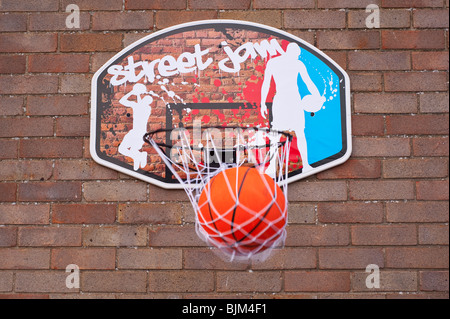 Ein Basketball geht durch den Reifen Netto ein Punktesystem Stockfoto