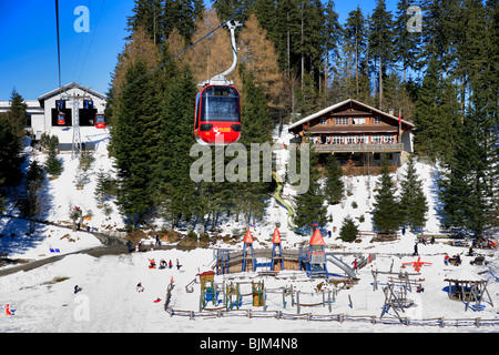 Red Cable Cars auf dem Weg zu dem Pilatus einen Freizeit Berg am Vierwaldstättersee mit Blick auf den Vierwaldstättersee Schweiz Stockfoto