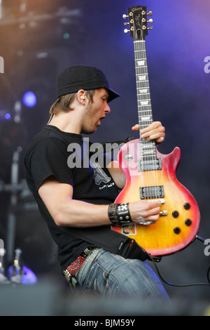 Niels Groetsch, Gitarrist der deutschen Pop-Rock-Band Revolverheld live auf dem Heitere Open Air in Zofingen, Aargau, Schweiz Stockfoto