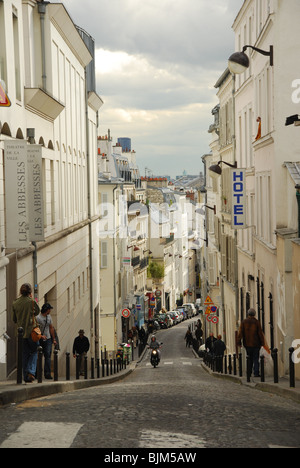 zeigen Sie nach unten Rue Houdon, Montmartre Paris Frankreich an Stockfoto