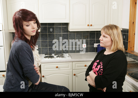 Mutter und Tochter streiten in der Küche Stockfoto