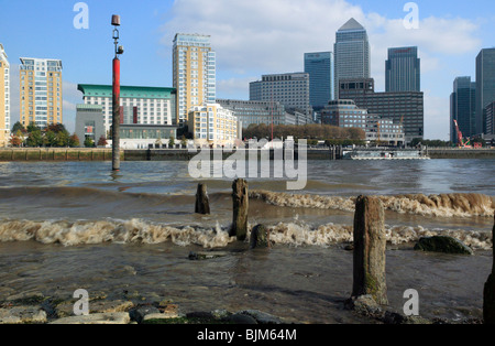 Ansicht von Canary Wharf, entnommen aus der Themse Strand bei Ebbe, Rotherhithe, South East London Stockfoto