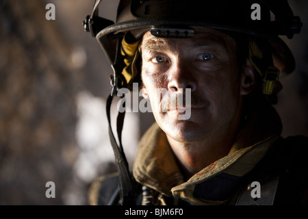 Seitenansicht eines Feuerwehrmannes Stockfoto