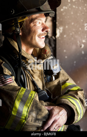 Seitenansicht eines Feuerwehrmannes Stockfoto