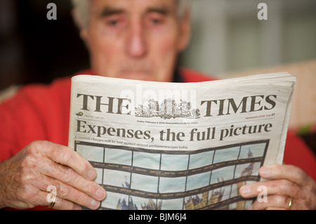Älterer Herr, der The Times Zeitung mit der Schlagzeile, Ausgaben, das vollständige Bild zu lesen. Stockfoto