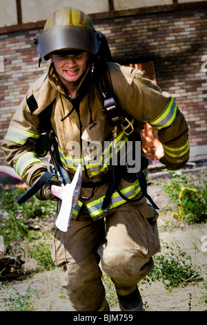 Feuerwehrmann mit Axt von blaze Stockfoto