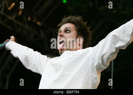 Dero Goi, Sänger und Frontmann der deutschen Band Oomph, die live beim Heitere Open Air in Zofingen, Aargau, Schweiz, E Stockfoto