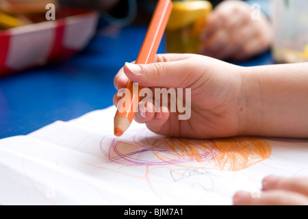 Hand mit einem Bleistift, ein Kind im Kindergarten, Zeichnung Stockfoto