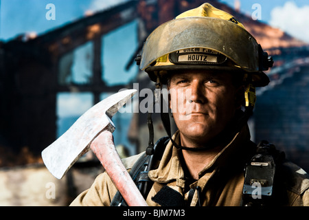 Porträt von einem Feuerwehrmann mit Axt Stockfoto