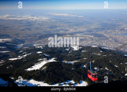 Red Cable Cars auf dem Weg zu dem Pilatus einen Freizeit Berg am Vierwaldstättersee mit Blick auf den Vierwaldstättersee Schweiz Stockfoto