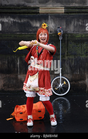 A Street Performer auf der Royal Mile (Hauptstraße) während das Edinburgh Fringe Festival Stockfoto