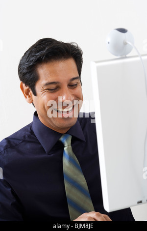 Weibliche Hand Maus mit Tastatur Stockfoto