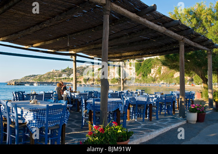 Direkt am Meer Taverna, Almyrida, Kreta, Griechenland Stockfoto