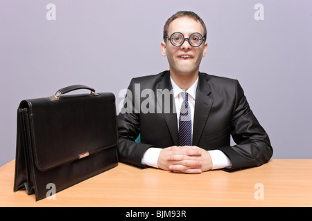 Ein nerdy Geschäftsmann im Büro Stockfoto