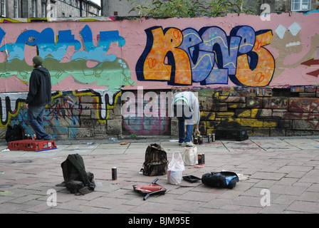 Graffiti-Maler arbeiten auf den rechtlichen Brettern in Potterrow Edinburgh Stockfoto