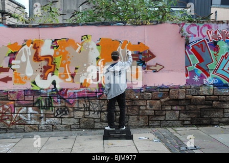 Graffiti-Künstler arbeiten in den rechtlichen Boards in Potterrow Edinburgh Stockfoto