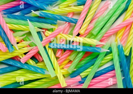 Haufen von Geburtsstag Kerzen Stockfoto