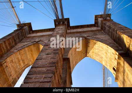 Am frühen Morgen auf der Brooklyn Bridge, New York City, USA Stockfoto