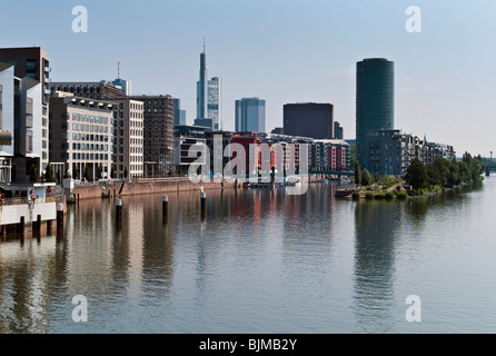 Wohngebäude vor Westhafen Tower, Westhafen, Frankfurt am Main, Hessen, Deutschland, Europa Stockfoto