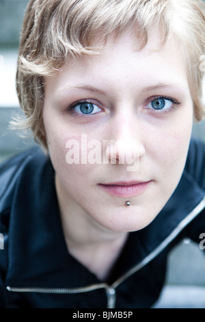 Junge Frau mit einem piercing, Porträt Stockfoto