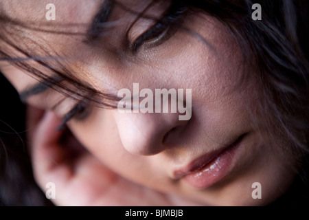 Junge dunkelhaarige Frau, portrait Stockfoto
