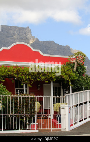 Roten & weißen gemalten Haus mit sichere Metallzäune und eine Kulisse des Table Mountain Kapstadt Südafrika Stockfoto