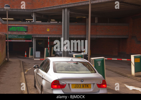 John Lewis Multi Stock Eingang zum Parkplatz in Norwich, Norfolk, England, Großbritannien, Uk Stockfoto