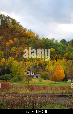 Herbstfarben auf dem Mississippi River Road in Minnesota Stockfoto