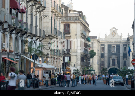 Italien, Sizilien, Catania, Haupt Straße Via Etnea mit Tor Haus Porta Uzeda Stockfoto