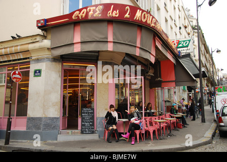 Eingang des Café des 2 Moulins berühmt für Amelie film Paris Frankreich Stockfoto