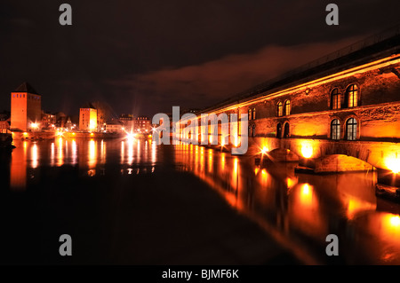 Barrage Vauban, Straßburg nachts spiegelt sich in den Gewässern der Ill Stockfoto