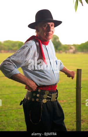 Paisano (moderne Gaucho) mit traditionellen Bräuchen und Rastra mit Facon in San Antonio de Areco Gaucho-Festival. Stockfoto