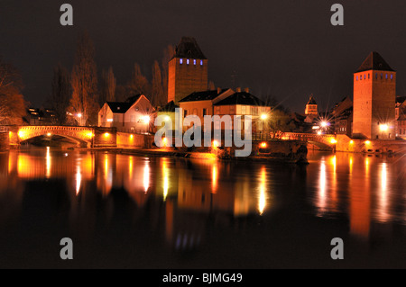 Die Ponts Couverts im La Petite France, Straßburg, von der Barrage Vauban, bei Nacht gesehen Stockfoto