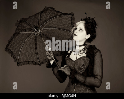 Frau, Gothic, Regenschirm, stehend, ernst Stockfoto