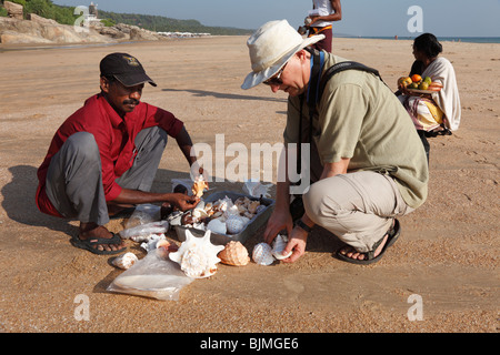 Touristen kaufende Muscheln am Strand, Somatheeram Beach, Malabarian Coast, Malabar, Kerala Zustand, Indien, Asien Stockfoto