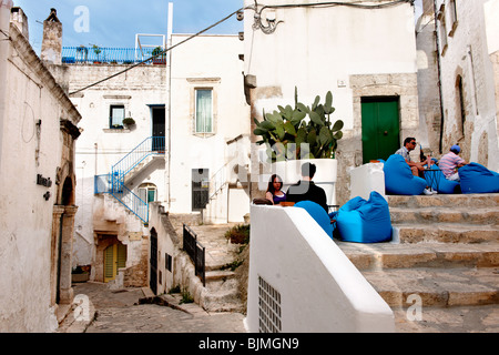 Bar im Freien in den Gassen und Gässchen der weißen Stadt Ostuni, Apulien, Süditalien. Stockfoto