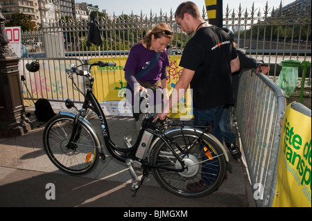 Paris, Frankreich, Einkaufen, Besucher der alternativen Transportation Show, Frau, die sich ein Elektrofahrrad anschaut, Straßenveranstaltung Stockfoto