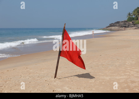 Rote Fahne am Strand baden, Somatheeram Beach, Malabarian Coast, Malabar, Kerala, Indien, Asien Stockfoto