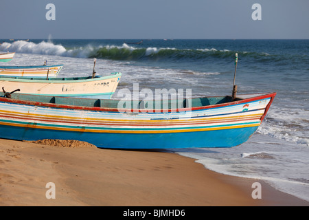 Bunte Fischerboote am Strand, Somatheeram Beach, Malabarian Coast, Malabar, Kerala, Indien, Asien Stockfoto