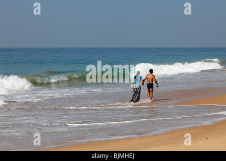 Indische Paare an einem Sandstrand, Somatheeram Beach, Malabarian Coast, Malabar, Kerala Zustand, Indien, Asien Stockfoto