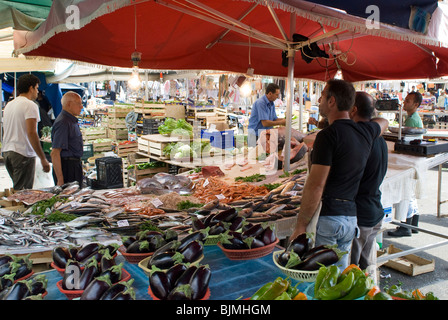 Italien, Sizilien, Catania, Markt Fera o Luni an der Piazza Carlo Alberto Stockfoto